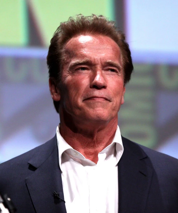<strong>Arnold Schwarzenegger</strong>. Image par Gage Skidmore.