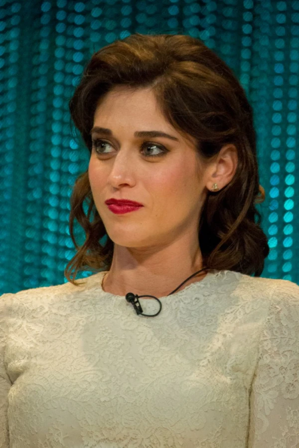 <strong>Lizzy Caplan</strong>. Image par Dominick D.