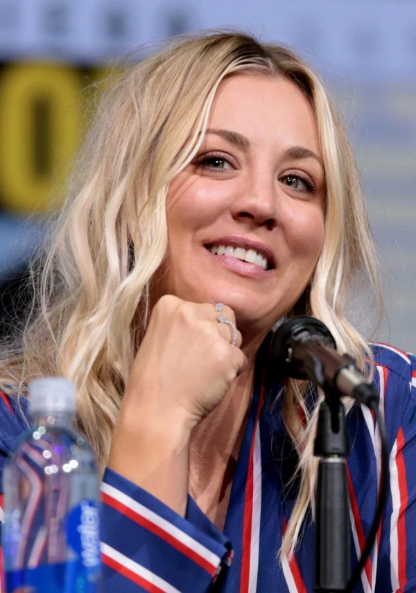 <strong>Kaley Cuoco</strong>. Image par Gage Skidmore.